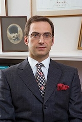 TEV Mütevelli Heyeti Başkanı Ömer M. Koç Önemli TEV Bağışçılarından Olan TEV Mütevelli Heyeti Üyesi ve Koç Yönder Yönetim Kurulu Başkanımız Davut Ökütçü’ye Teşekkür Sertifikası Verdi