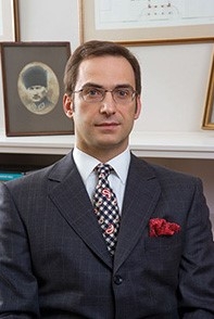 TEV Mütevelli Heyeti Başkanı Ömer M. Koç Önemli TEV Bağışçılarından Olan TEV Mütevelli Heyeti Üyesi ve Koç Yönder Yönetim Kurulu Başkanımız Davut Ökütçü’ye Teşekkür Sertifikası Verdi