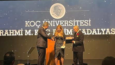 2023 Rahmi M. Koç Bilim Madalyası Sahibini Buldu: 2023 Yılı Koç Üniversitesi Rahmi M. Koç Bilim Madalyası’nın Sahibi Prof. Dr. Ayşe Zarakol Oldu. 29 Kasım 2023