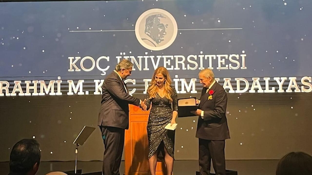 2023 Rahmi M. Koç Bilim Madalyası Sahibini Buldu: 2023 Yılı Koç Üniversitesi Rahmi M. Koç Bilim Madalyası’nın Sahibi Prof. Dr. Ayşe Zarakol Oldu. 29 Kasım 2023